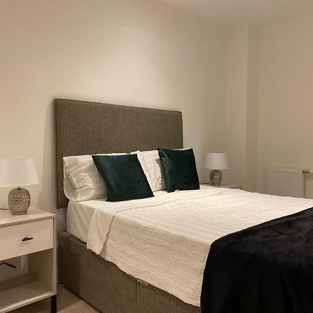 Triple T Homes Cosy 2 Bedroom Apartment With Balcony Илфорд Екстериор снимка