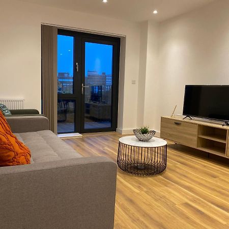 Triple T Homes Cosy 2 Bedroom Apartment With Balcony Илфорд Екстериор снимка