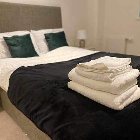 Triple T Homes Cosy 2 Bedroom Apartment With Balcony Илфорд Екстериор снимка