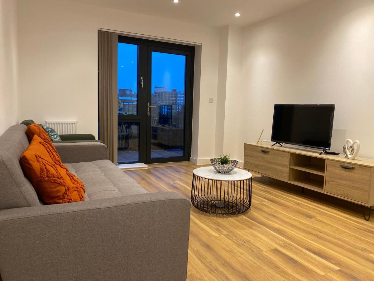 Triple T Homes Cosy 2 Bedroom Apartment With Balcony Илфорд Екстериор снимка