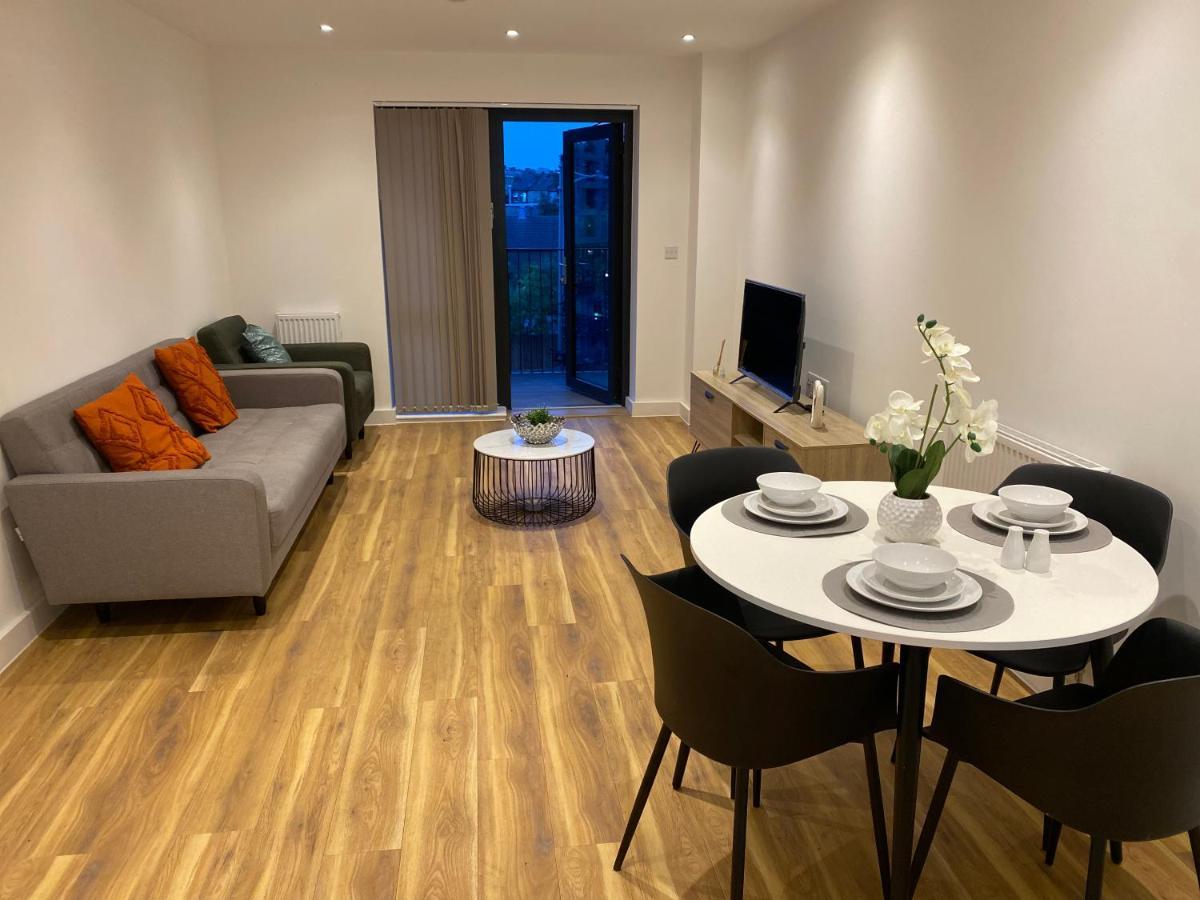 Triple T Homes Cosy 2 Bedroom Apartment With Balcony Илфорд Екстериор снимка