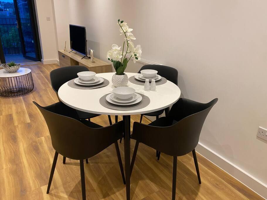 Triple T Homes Cosy 2 Bedroom Apartment With Balcony Илфорд Екстериор снимка
