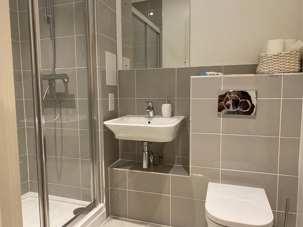 Triple T Homes Cosy 2 Bedroom Apartment With Balcony Илфорд Екстериор снимка